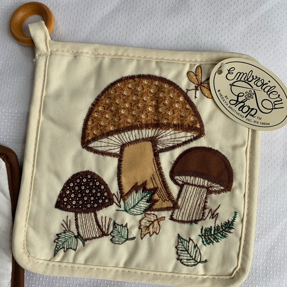 ✨SOLD✨ Set of 2 Mushroom Potholders - NWT - Picture 3 of 6